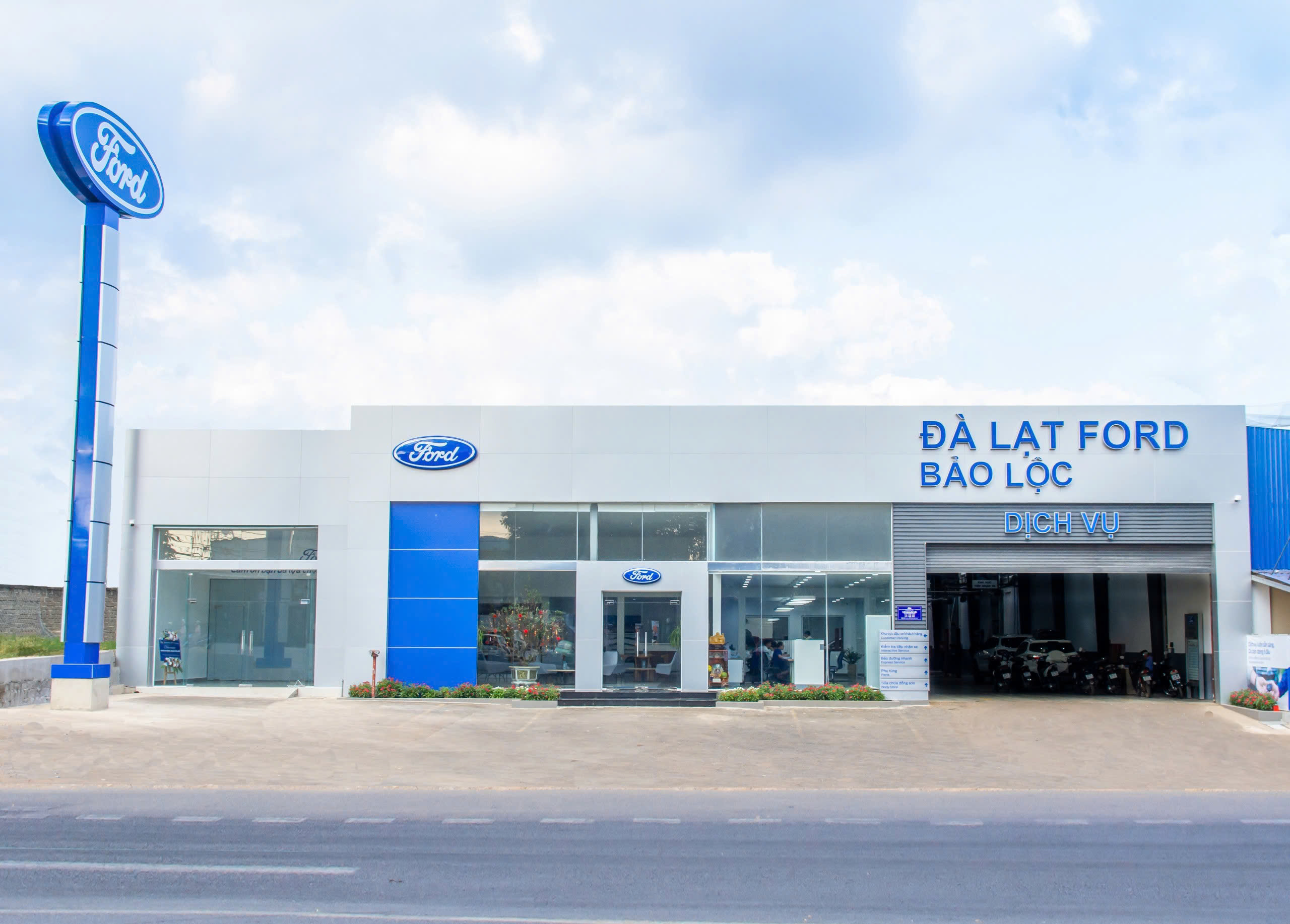 mat tien showroom da lat ford bao loc 06012025 Đăng Ký Lái Thử