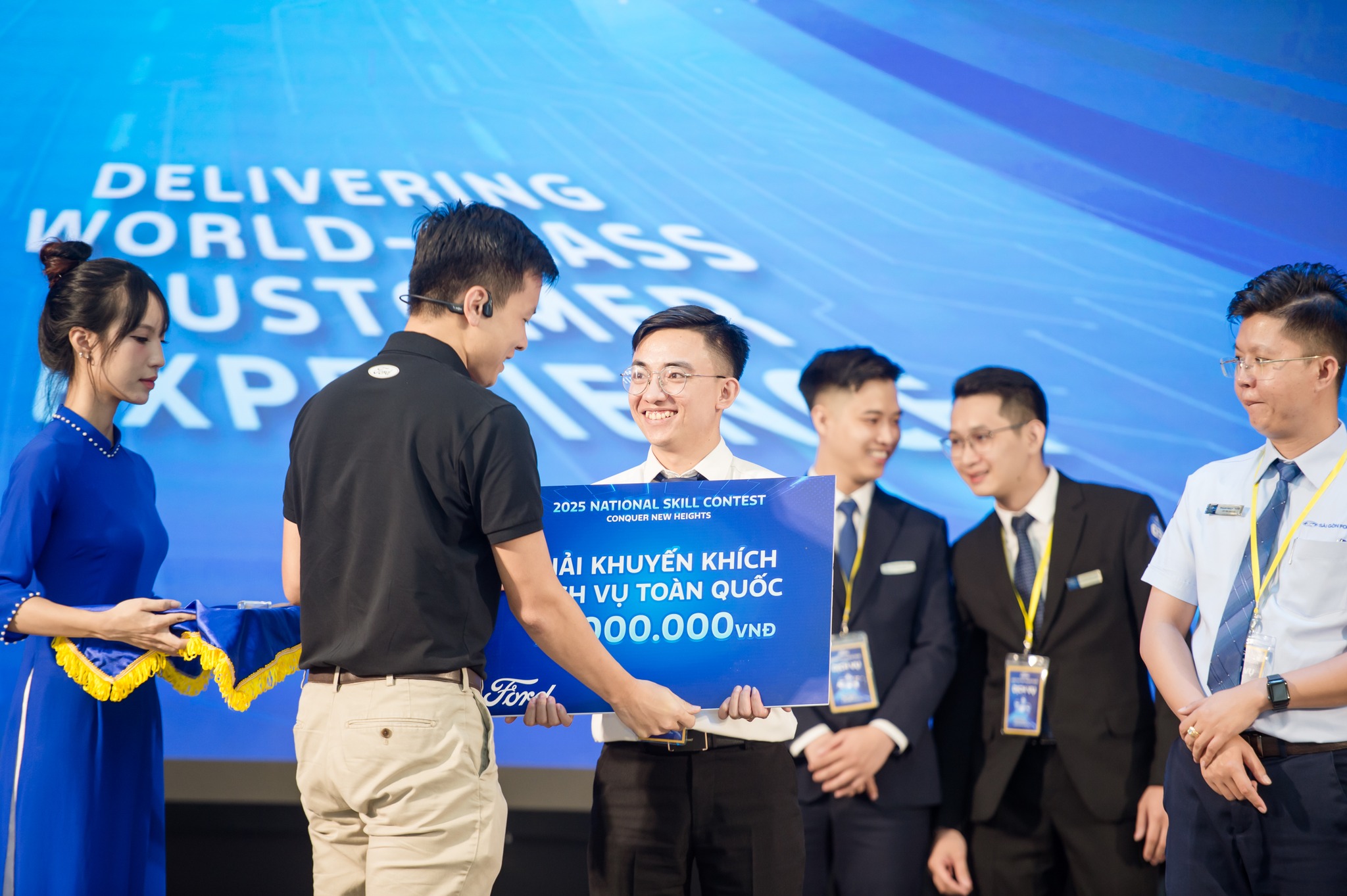 545252009 122133118286908213 3035861404578570493 n Vinh Danh Cố Vấn Dịch Vụ Xuất Sắc – Anh Trần Nhật Tân Tại Hội Thi Tay Nghề Ford Việt Nam 2025