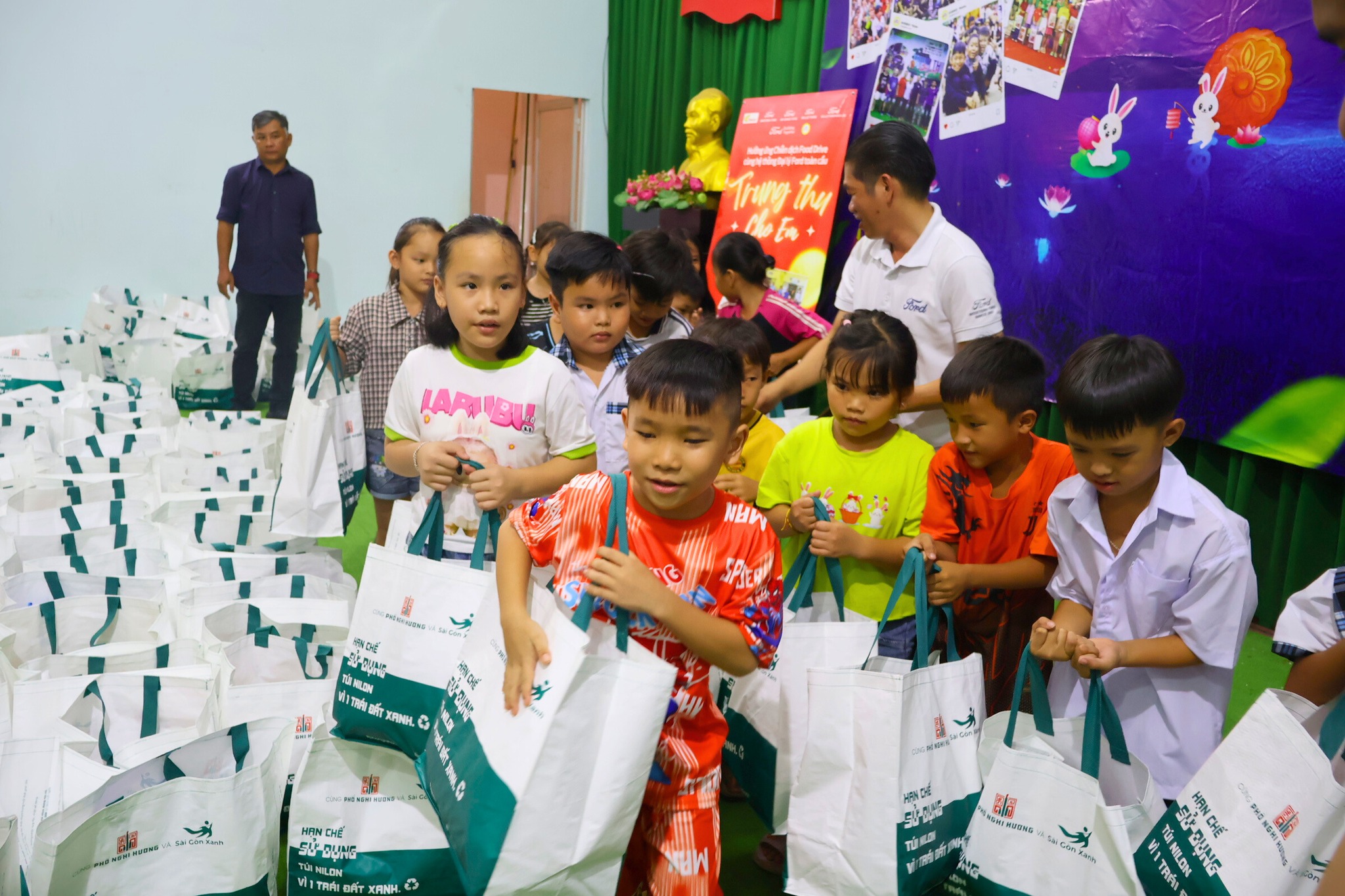 CÙNG FORD – LAN TỎA YÊU THƯƠNG, XÂY DỰNG CUỘC SỐNG TỐT ĐẸP HƠN 14 CÙNG FORD – LAN TỎA YÊU THƯƠNG, XÂY DỰNG CUỘC SỐNG TỐT ĐẸP HƠN 550219273 122136337496908213 5911473448737215993 n CÙNG FORD – LAN TỎA YÊU THƯƠNG, XÂY DỰNG CUỘC SỐNG TỐT ĐẸP HƠN
