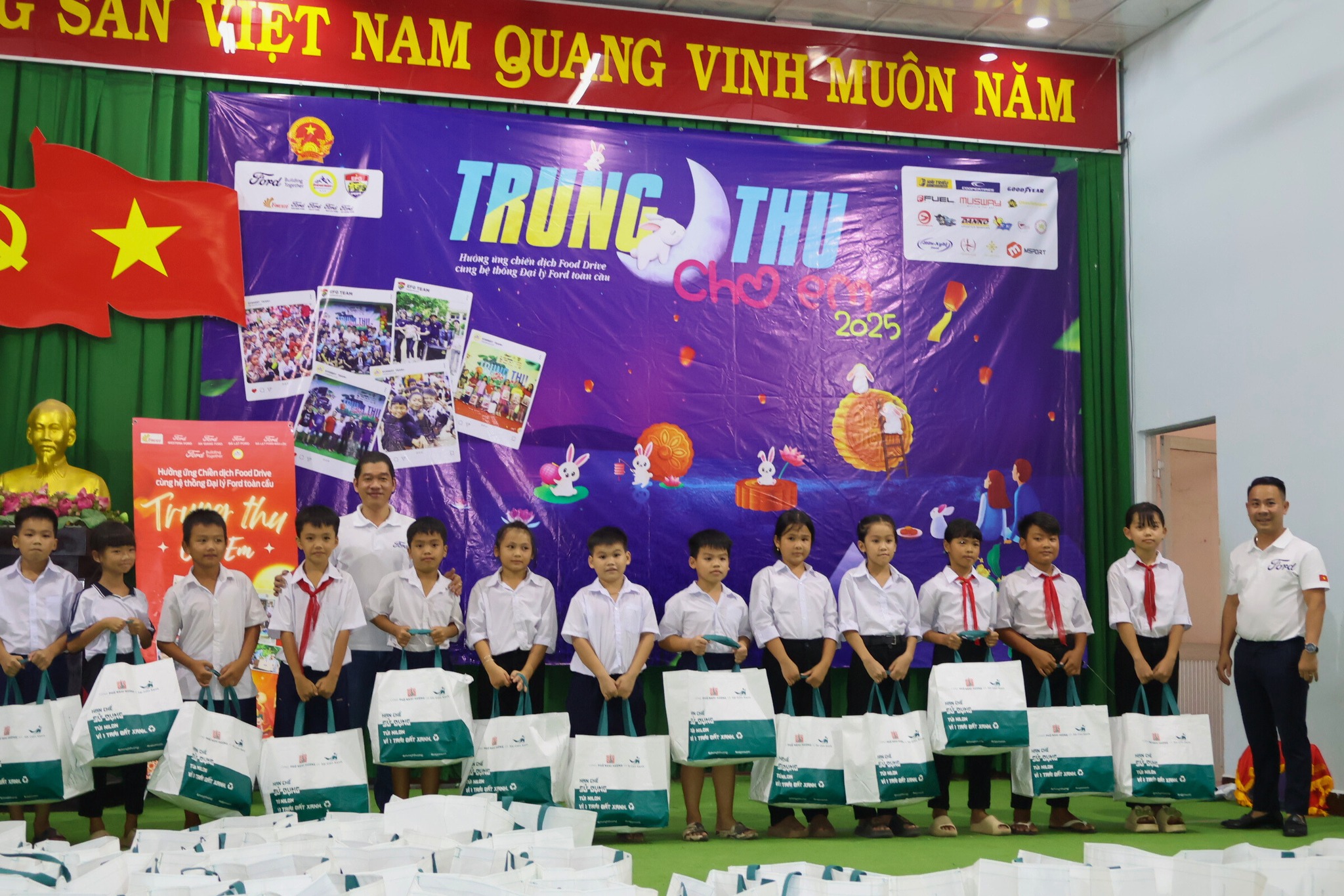 CÙNG FORD – LAN TỎA YÊU THƯƠNG, XÂY DỰNG CUỘC SỐNG TỐT ĐẸP HƠN 22 CÙNG FORD – LAN TỎA YÊU THƯƠNG, XÂY DỰNG CUỘC SỐNG TỐT ĐẸP HƠN 550870666 122136337580908213 2672532400694098975 n CÙNG FORD – LAN TỎA YÊU THƯƠNG, XÂY DỰNG CUỘC SỐNG TỐT ĐẸP HƠN