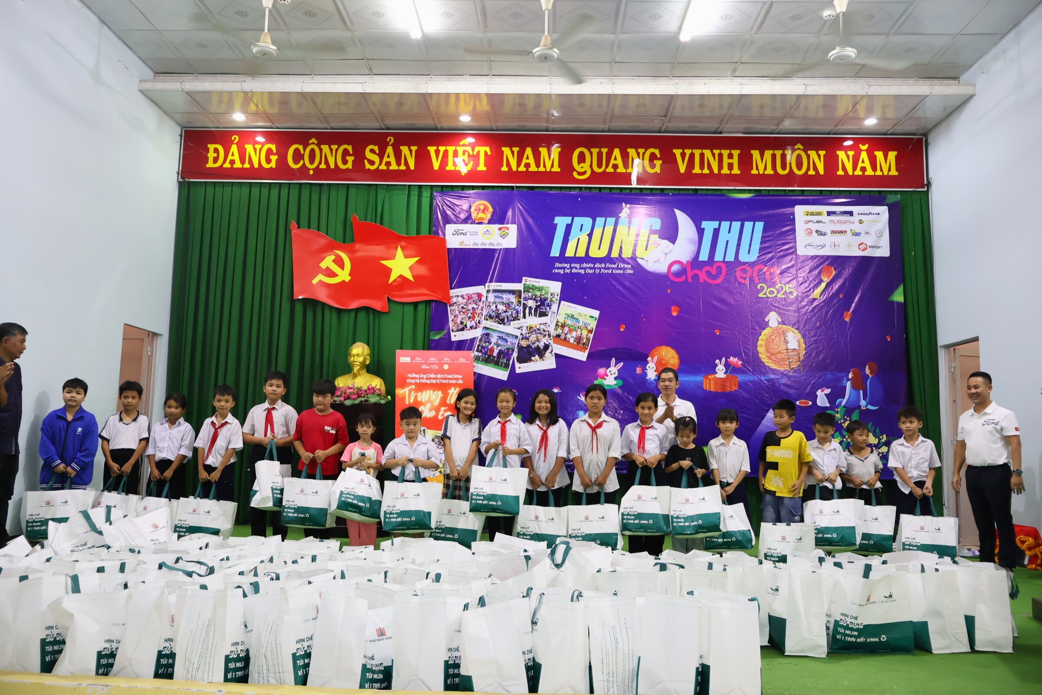 CÙNG FORD – LAN TỎA YÊU THƯƠNG, XÂY DỰNG CUỘC SỐNG TỐT ĐẸP HƠN 25 CÙNG FORD – LAN TỎA YÊU THƯƠNG, XÂY DỰNG CUỘC SỐNG TỐT ĐẸP HƠN 552128185 122136337556908213 7635558308022066516 n CÙNG FORD – LAN TỎA YÊU THƯƠNG, XÂY DỰNG CUỘC SỐNG TỐT ĐẸP HƠN