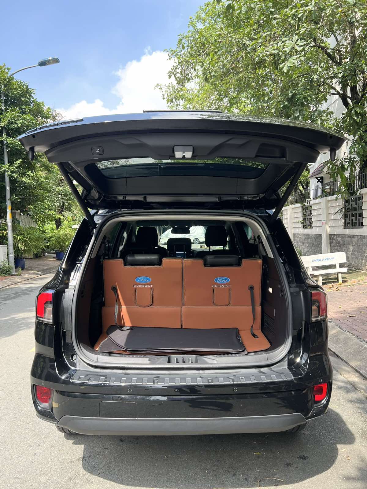 Ford Everest Sport 4x2 AT 2023 – Màu Đen Sang Trọng, Odo 22.000 km, Giá Chỉ 1 Tỷ 109 Triệu 22 Ford Everest Sport 4x2 AT 2023 – Màu Đen Sang Trọng, Odo 22.000 km, Giá Chỉ 1 Tỷ 109 Triệu anh Viber 2025 11 08 09 59 06 430 Ford Everest Sport 4x2 AT 2023 – Màu Đen Sang Trọng, Odo 22.000 km, Giá Chỉ 1 Tỷ 109 Triệu