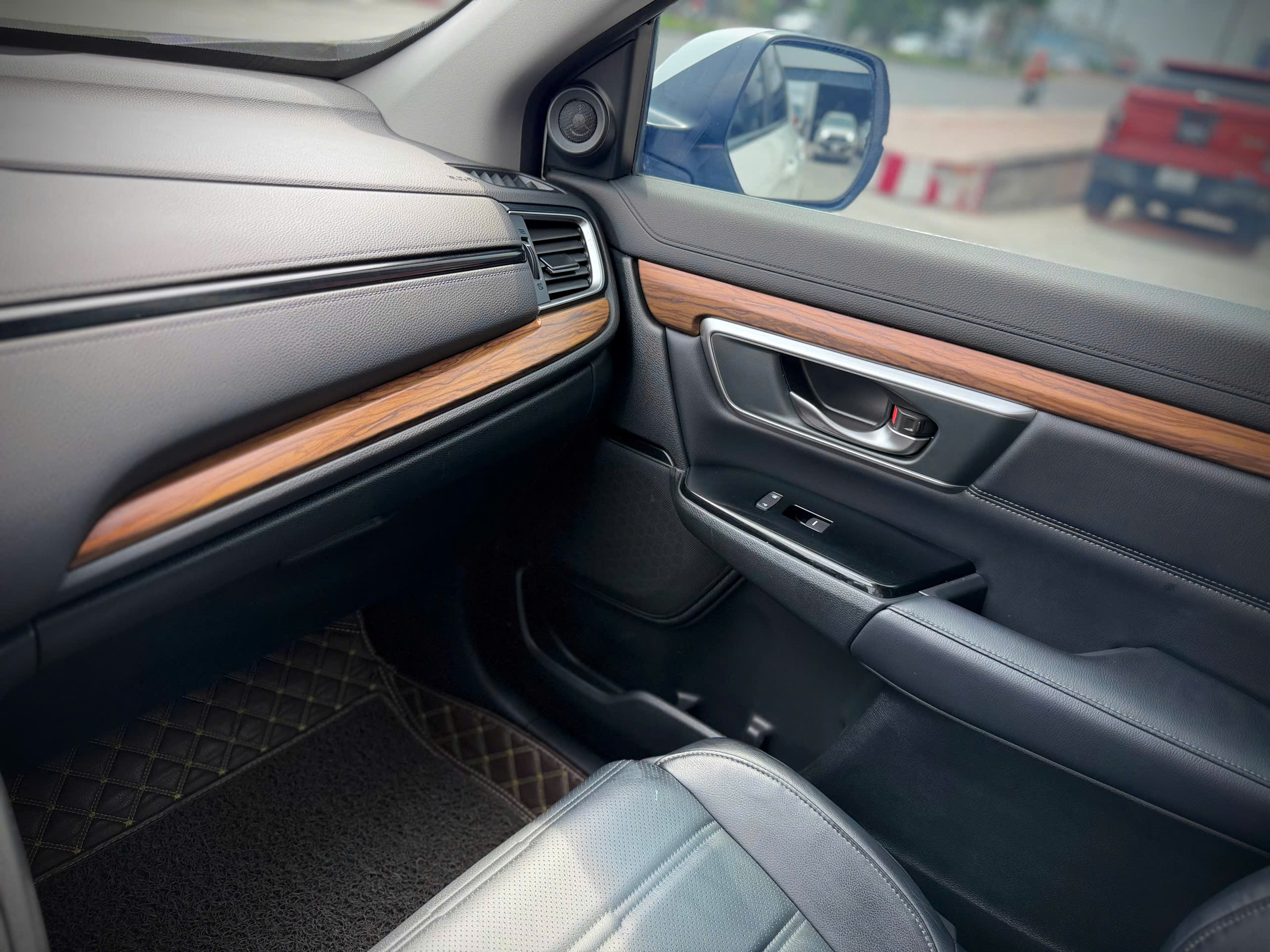 z7211910048675 bffeb2cb524e9ec5b6289bdd38977a0b Honda CR-V G 2018 – Hàng siêu hiếm, Odo chỉ 24.000 km, giá 695 triệu