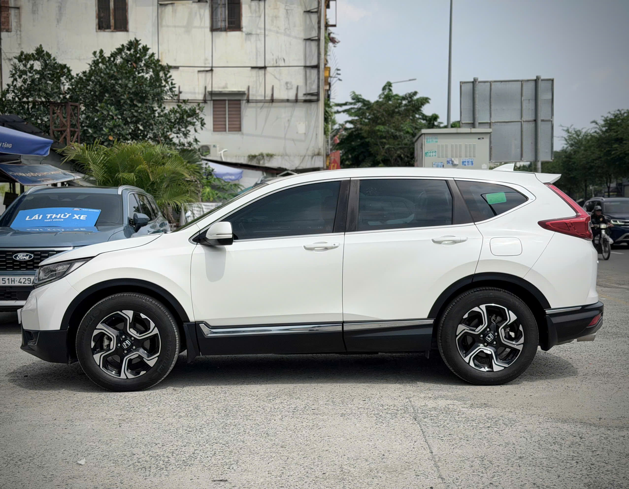 z7211910054818 cec6fa0ca6add913e8f73657351939b4 Honda CR-V G 2018 – Hàng siêu hiếm, Odo chỉ 24.000 km, giá 695 triệu