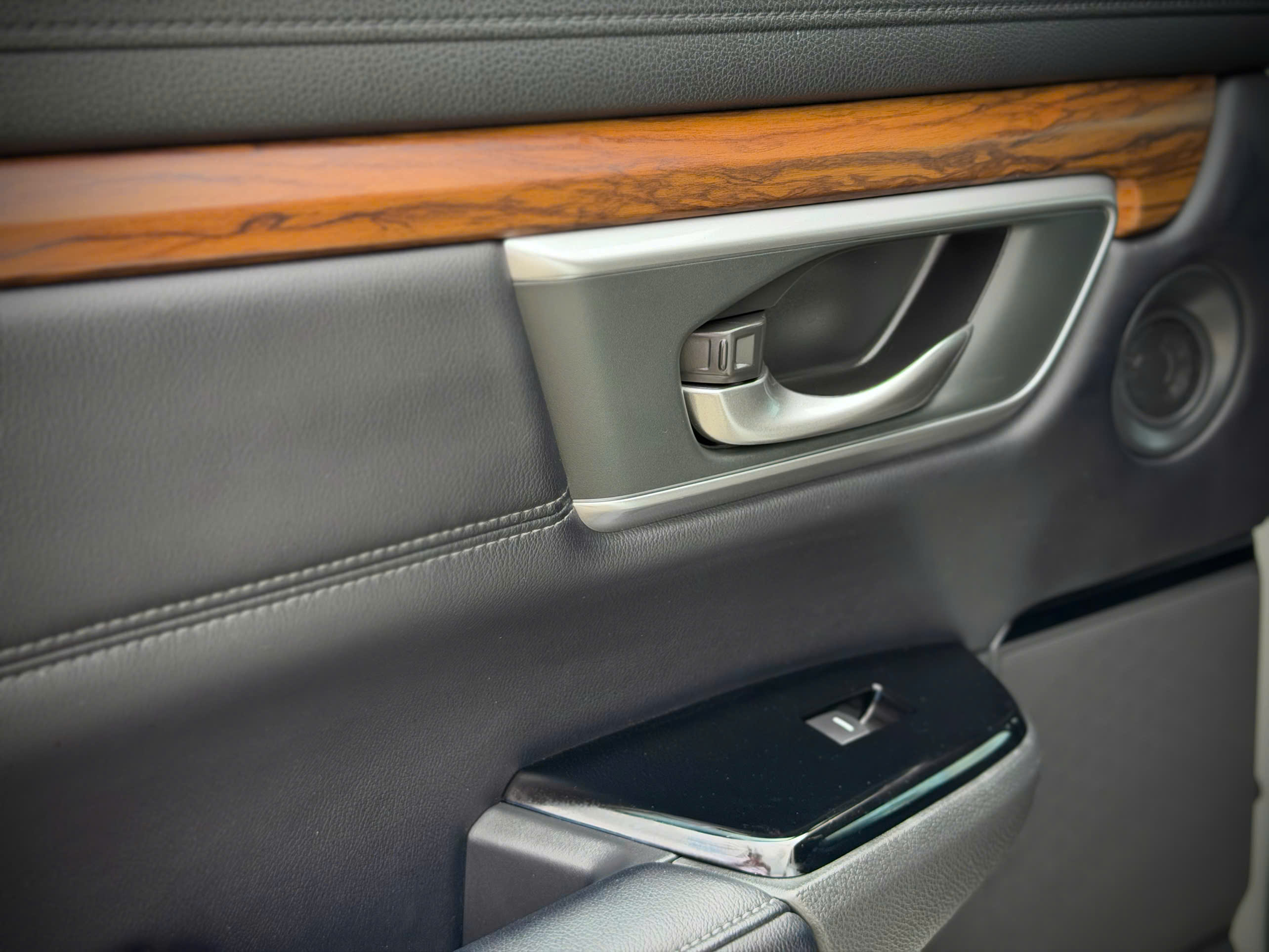 z7211910086394 e0328d7533017922649d55d1f1f2bd97 Honda CR-V G 2018 – Hàng siêu hiếm, Odo chỉ 24.000 km, giá 695 triệu