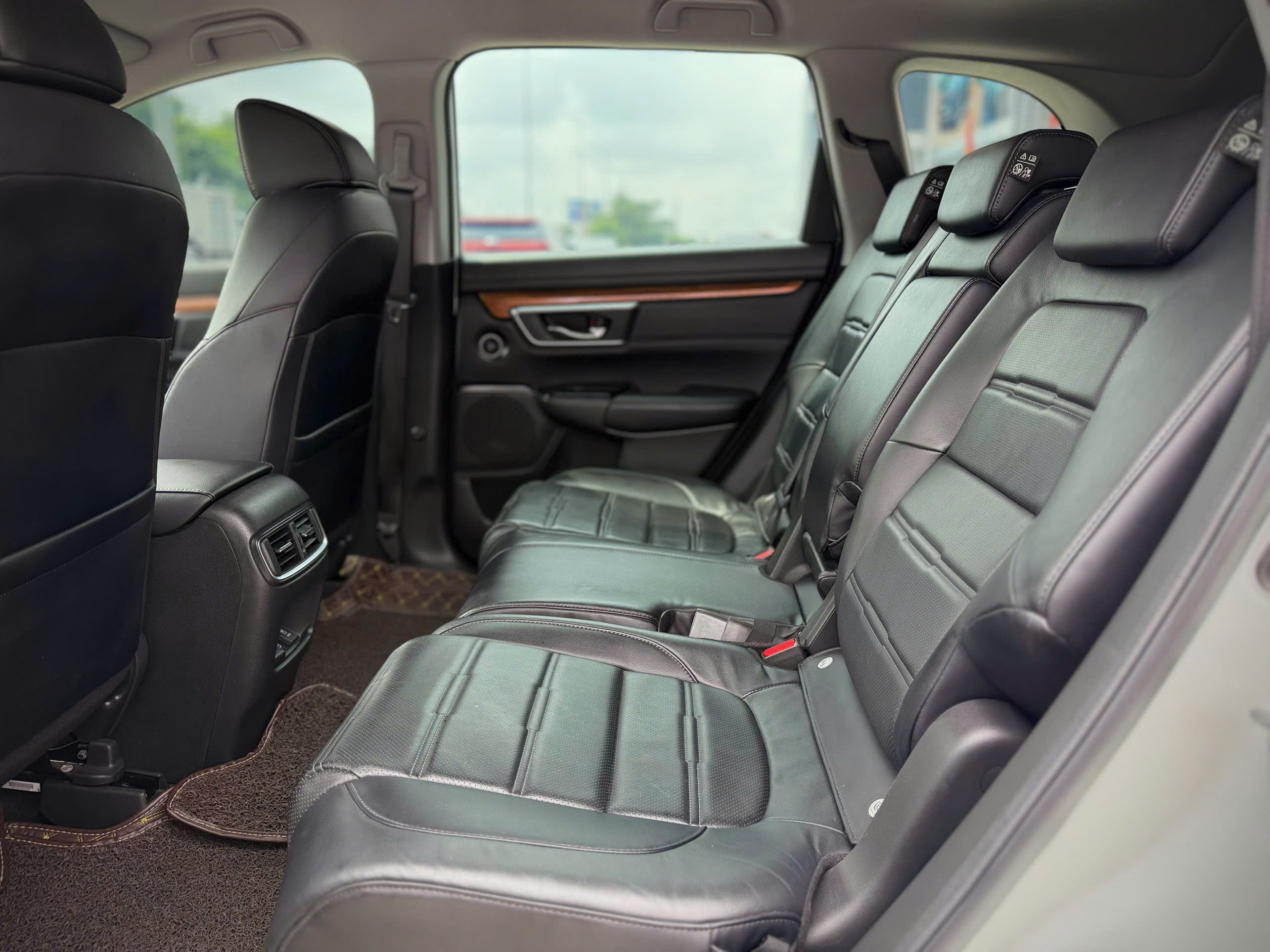 z7211910136780 bf12c0bfc38cb68f57b12918a7f51608 Honda CR-V G 2018 – Hàng siêu hiếm, Odo chỉ 24.000 km, giá 695 triệu