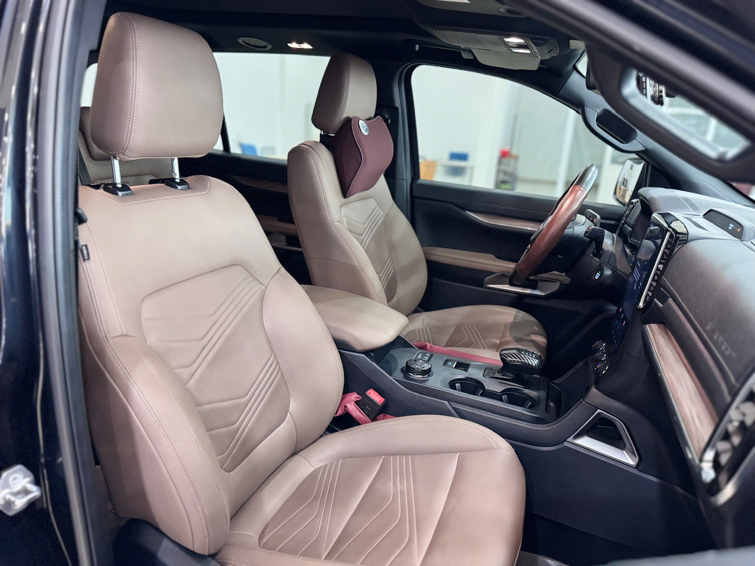 z7218726517383 5fcb46f34a94fdd917570c451c4e6c8d Bán Ford Everest Titanium 4x4 2023 – Xe Đẹp Như Mới, Giá 1.369 Tỷ