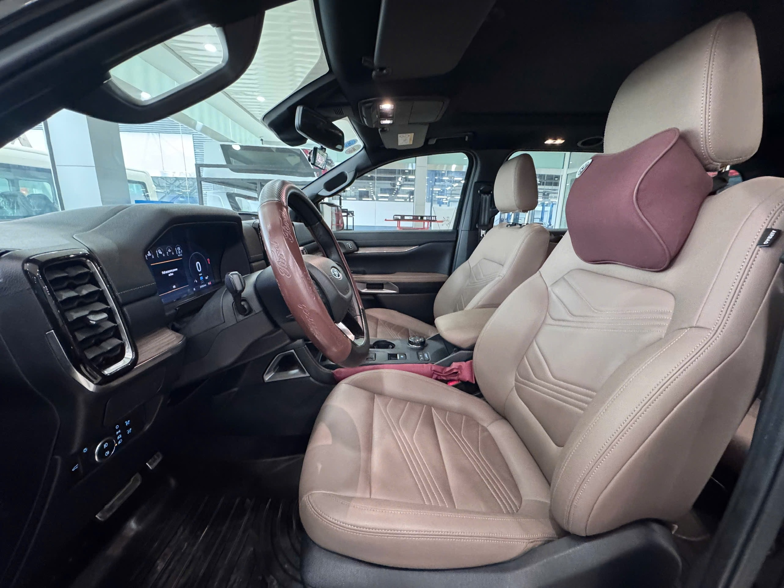 z7218726535147 f2c8ba77f118e54bcdb82c5397d01f12 Bán Ford Everest Titanium 4x4 2023 – Xe Đẹp Như Mới, Giá 1.369 Tỷ