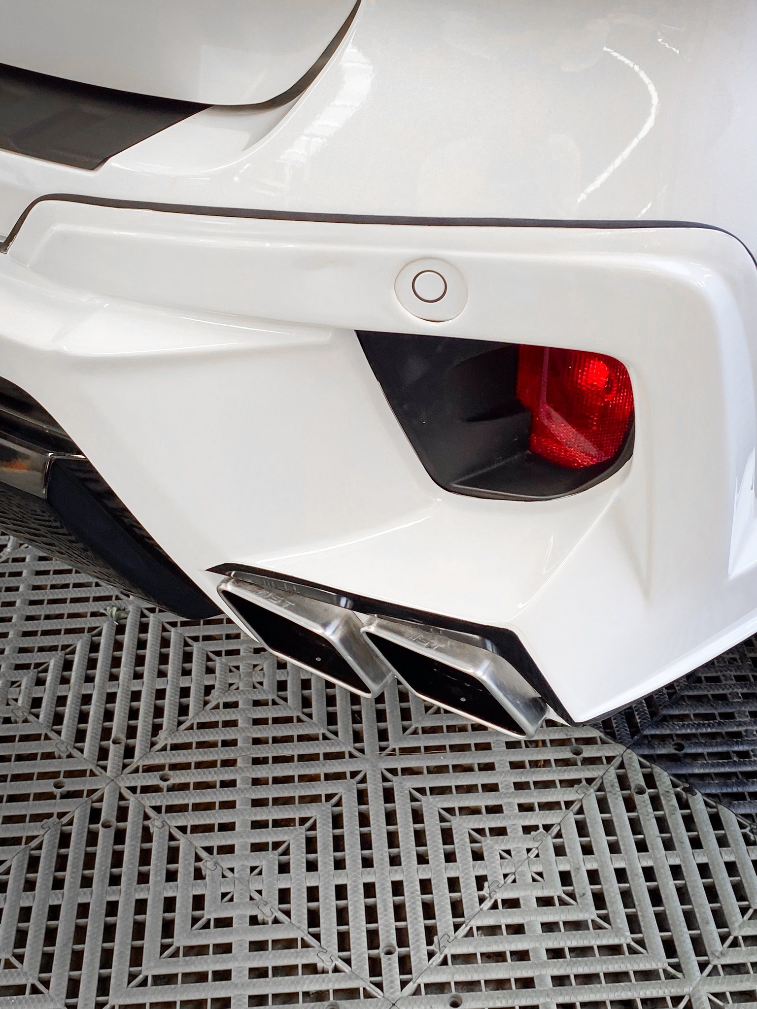 593573965 122151231608908213 4315283571239382122 n Ford Everest trở nên khác biệt với gói độ Body Kit Victor V3 tại Bảo Lộc