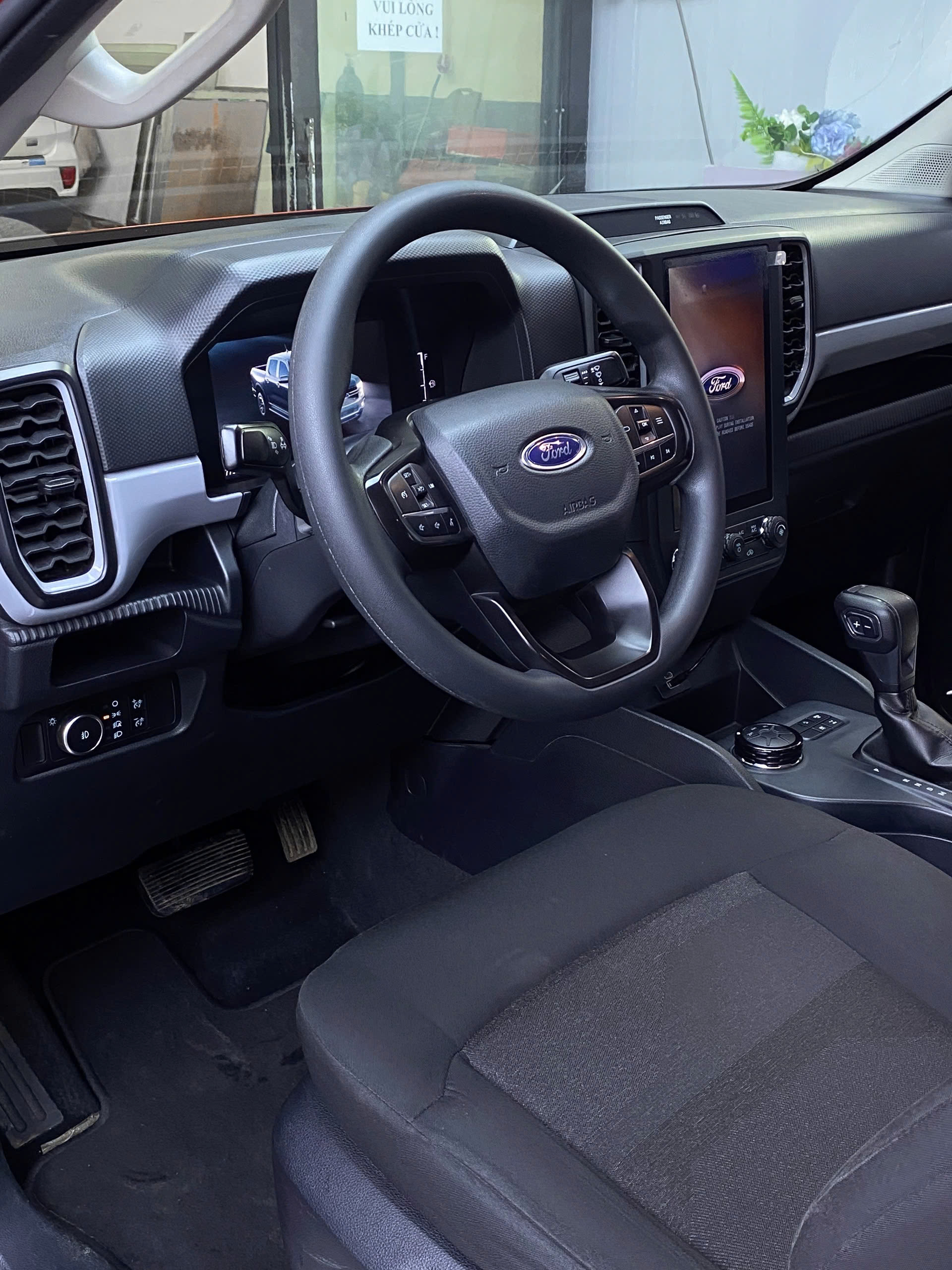 z7243835352891 0e01df2cc25090f7ae7632dec9511300 Hãng Ford bảo Lộc thanh lý xe Ranger XLS 4x4 AT – 2022 - Giá bán 639 triệu