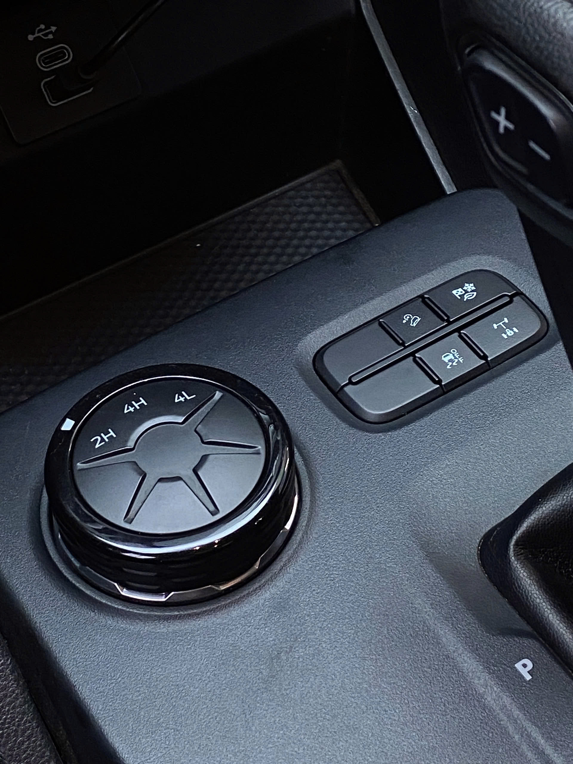 z7243835392796 0656dbef9d888a9e1226f76f795a3efe Hãng Ford bảo Lộc thanh lý xe Ranger XLS 4x4 AT – 2022 - Giá bán 639 triệu