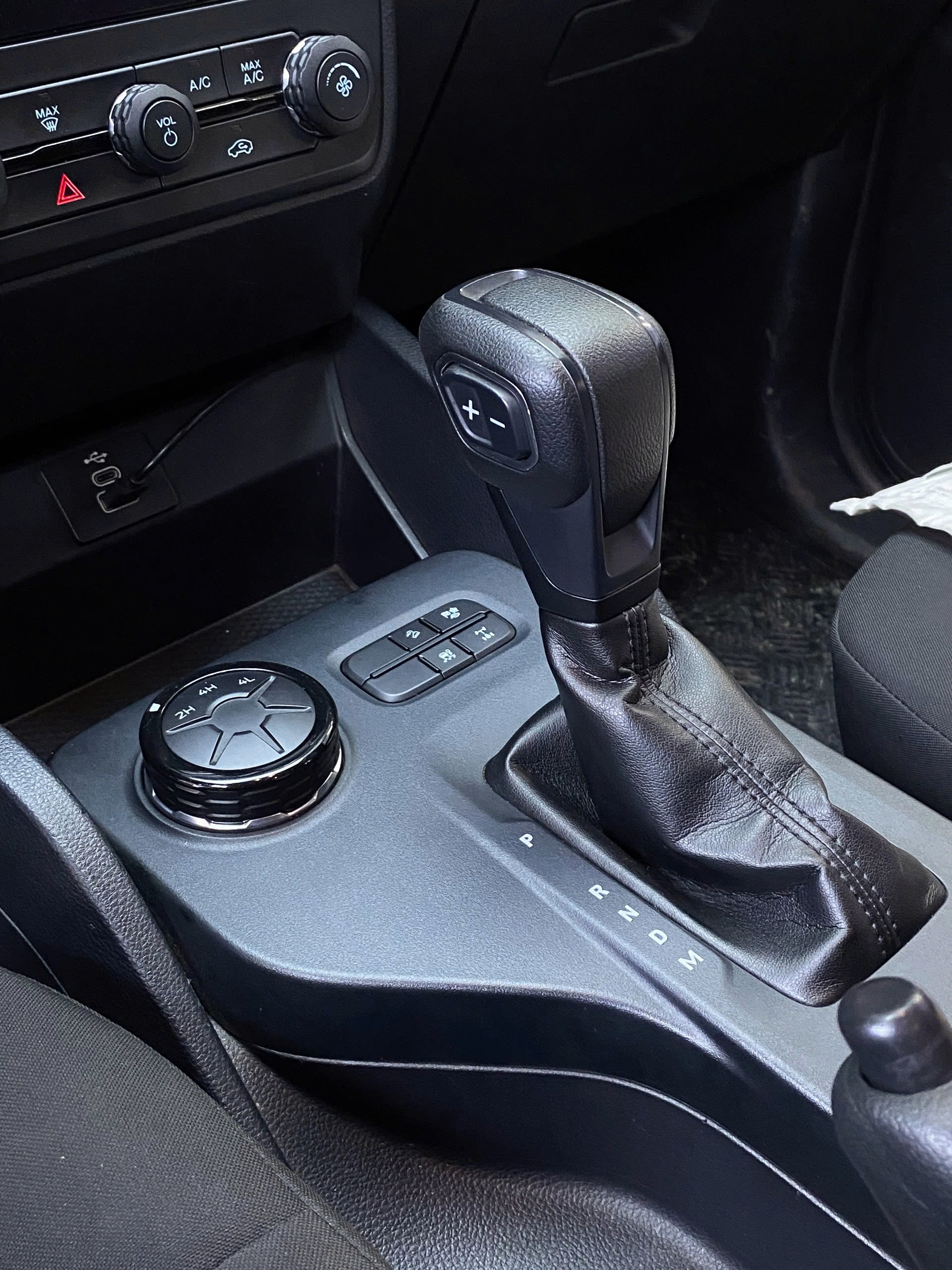 z7243835467150 f23ce63c6874c07fb0c8d13d28430134 Hãng Ford bảo Lộc thanh lý xe Ranger XLS 4x4 AT – 2022 - Giá bán 639 triệu