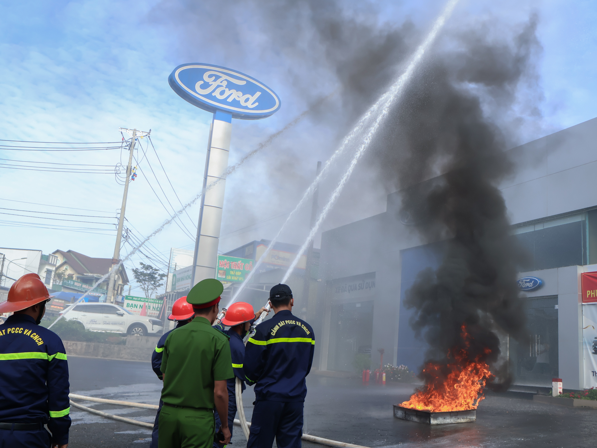 607958749 122156937332908213 7880685880780463343 n Thực tập Phương án chữa cháy & Cứu nạn – Cứu hộ tại Ford Bảo Lộc