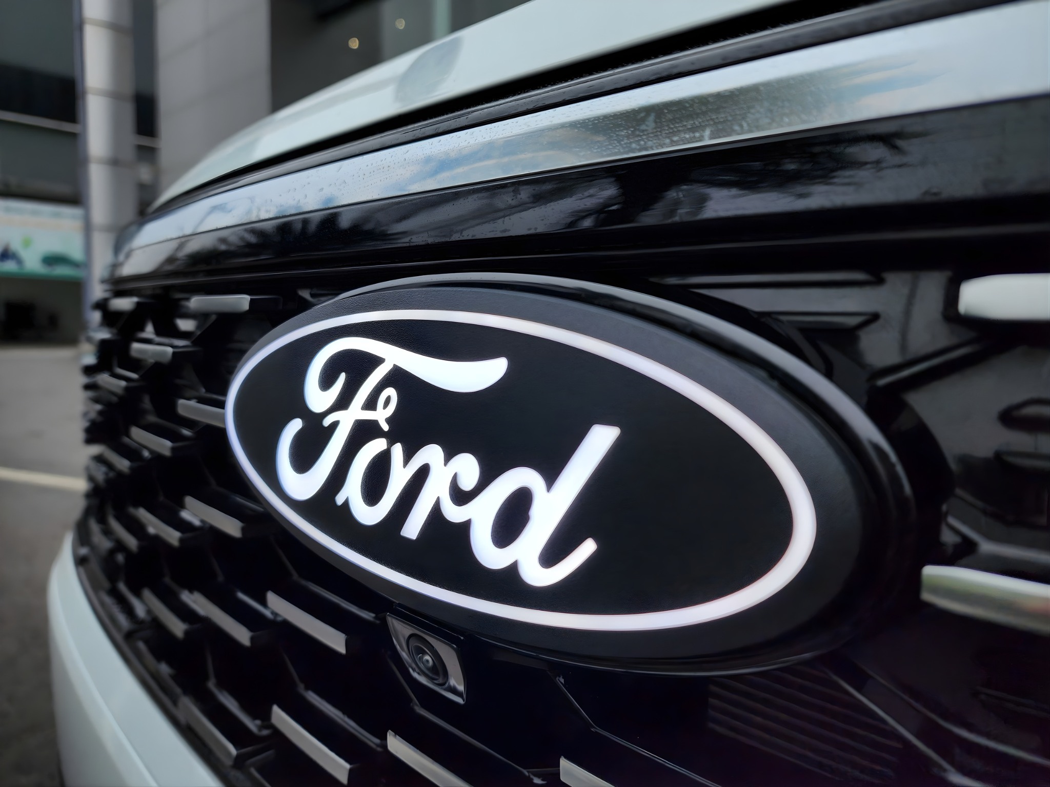 616832634 122160166634908213 9195450877270822907 n Logo Ford Phát Sáng – Điểm Nhấn Khác Biệt Cho Ford Territory