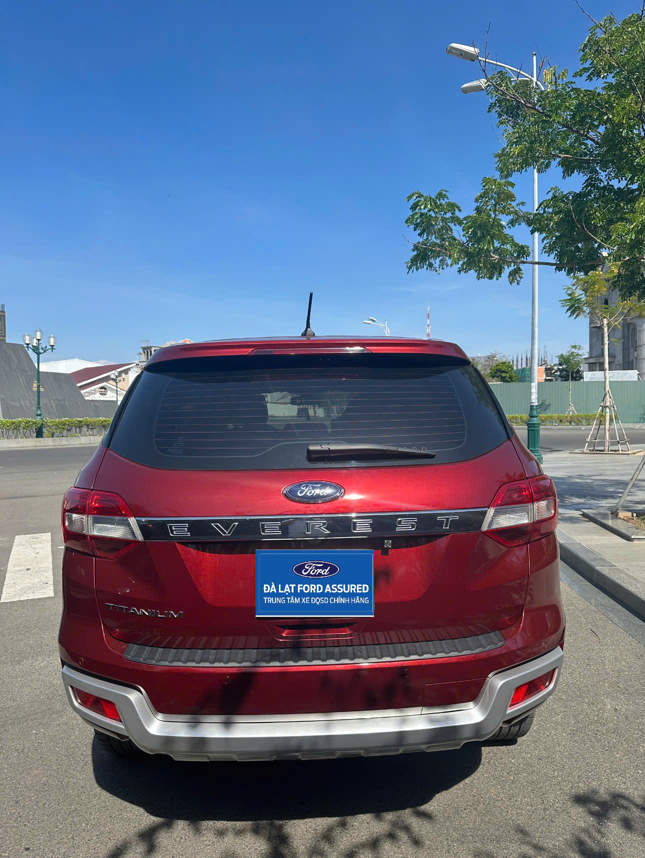 z7379968759236 8b915724ca69ebd166c98277dc99b7ca Everest Titanium 4x2 AT 2020 - Giá 859.000.000 VNĐ