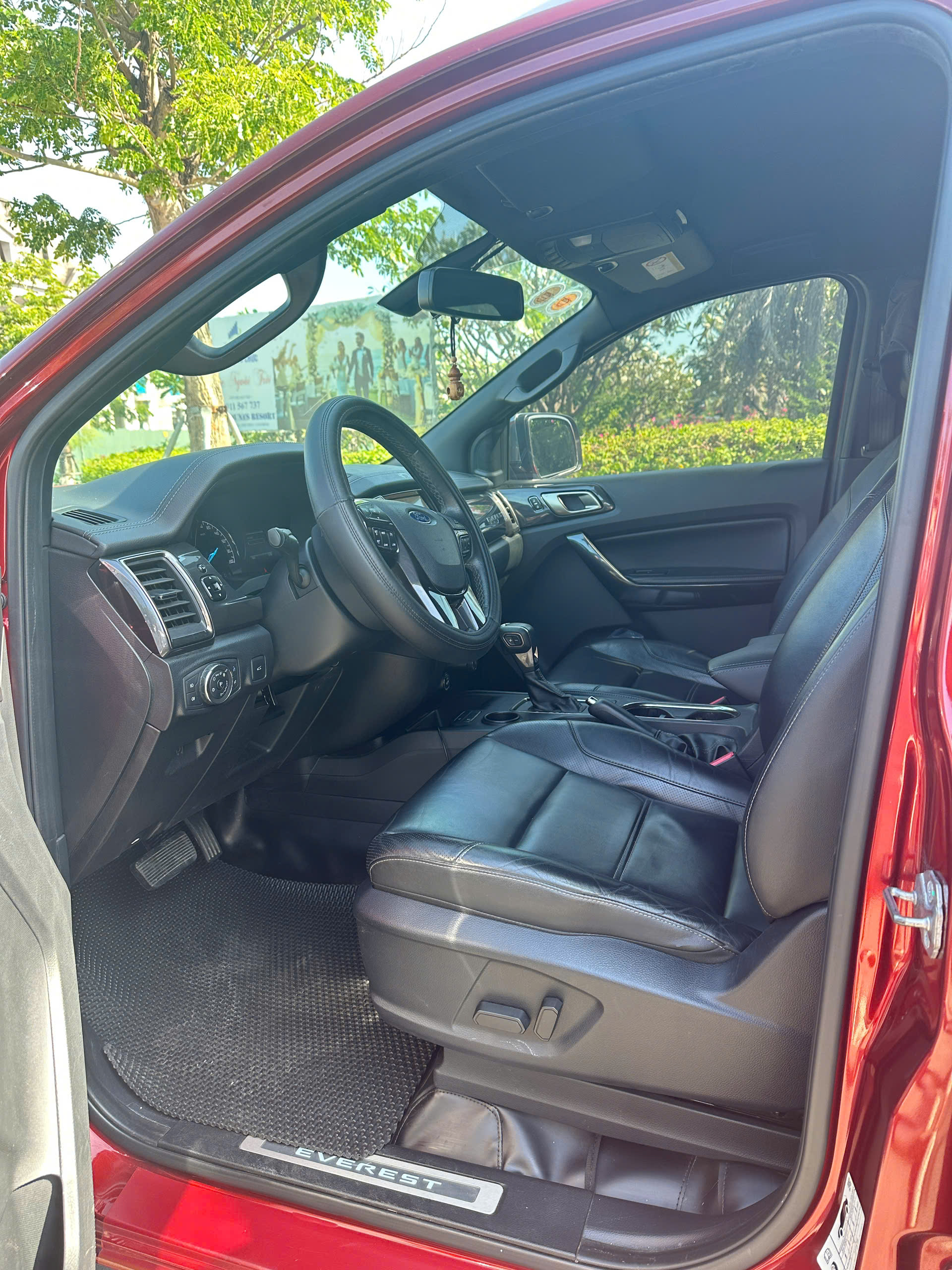 z7379968762214 4bfe80806f3038238a699d2e34a3fdef Everest Titanium 4x2 AT 2020 - Giá 859.000.000 VNĐ