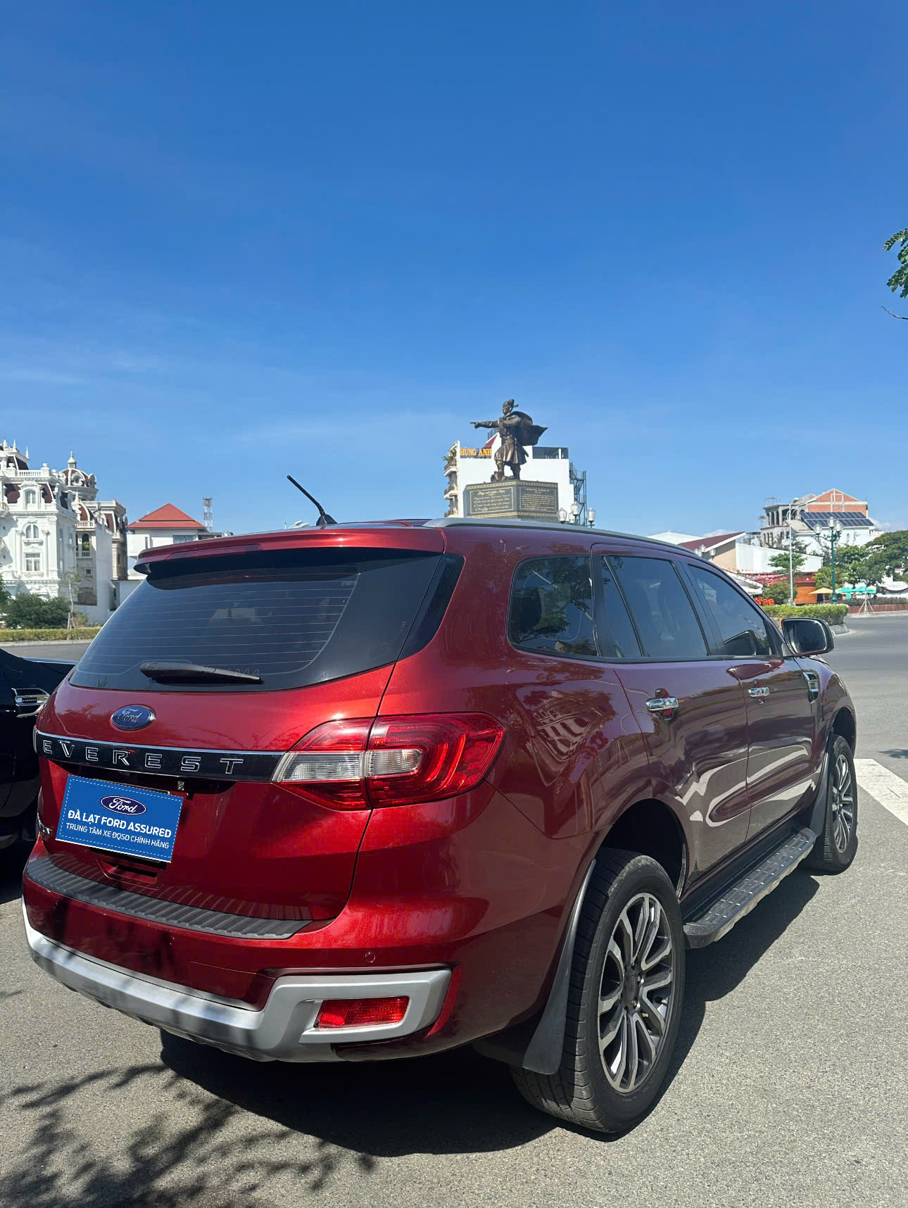 z7379968782968 e118a4028575ddcb01c360a860a06921 Everest Titanium 4x2 AT 2020 - Giá 859.000.000 VNĐ