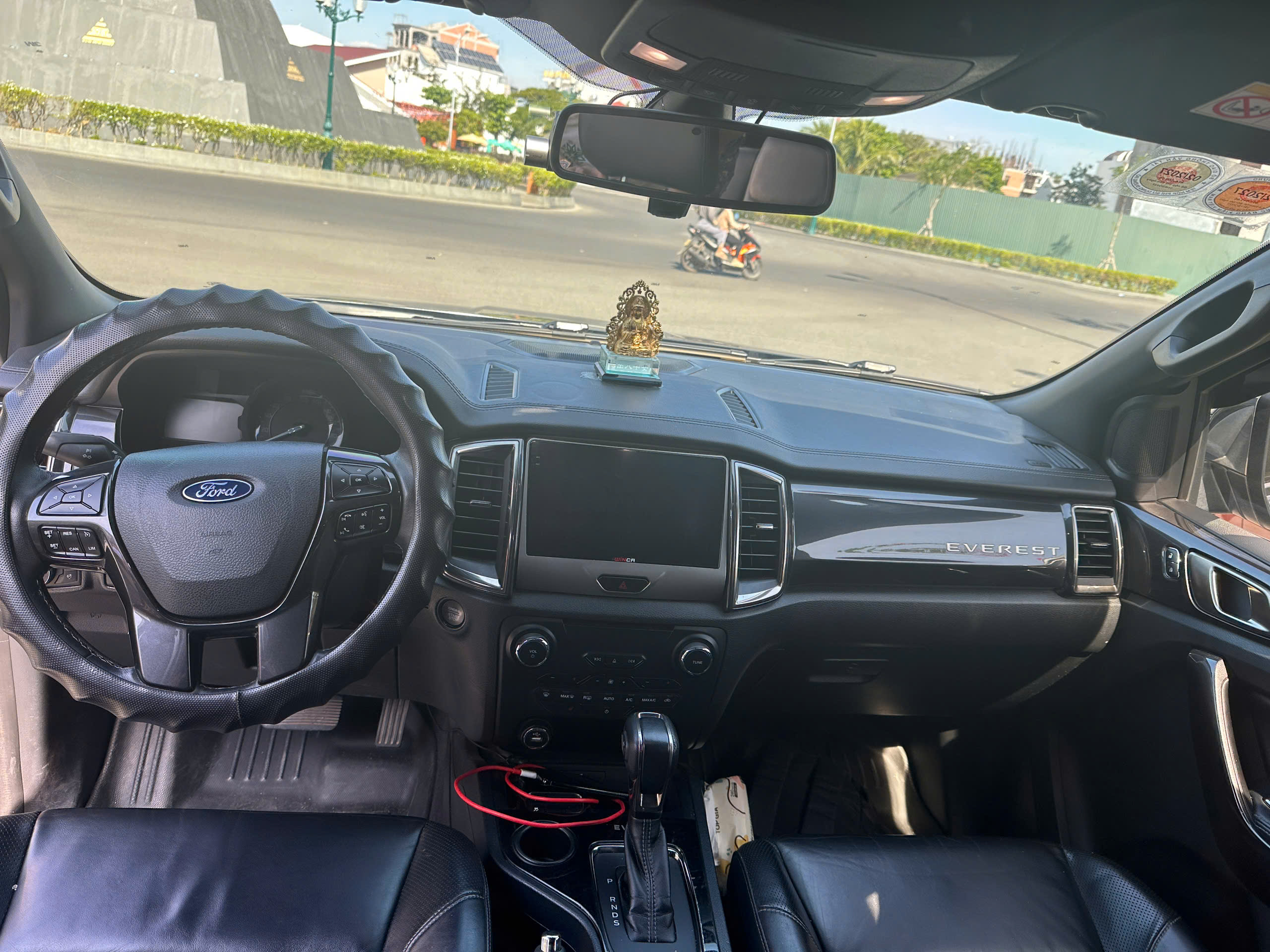 z7379969349033 8afe460173b0bc0014296ddbb5a50f87 Everest Titanium 4x2 AT 2020 - Giá 839.000.000 VNĐ