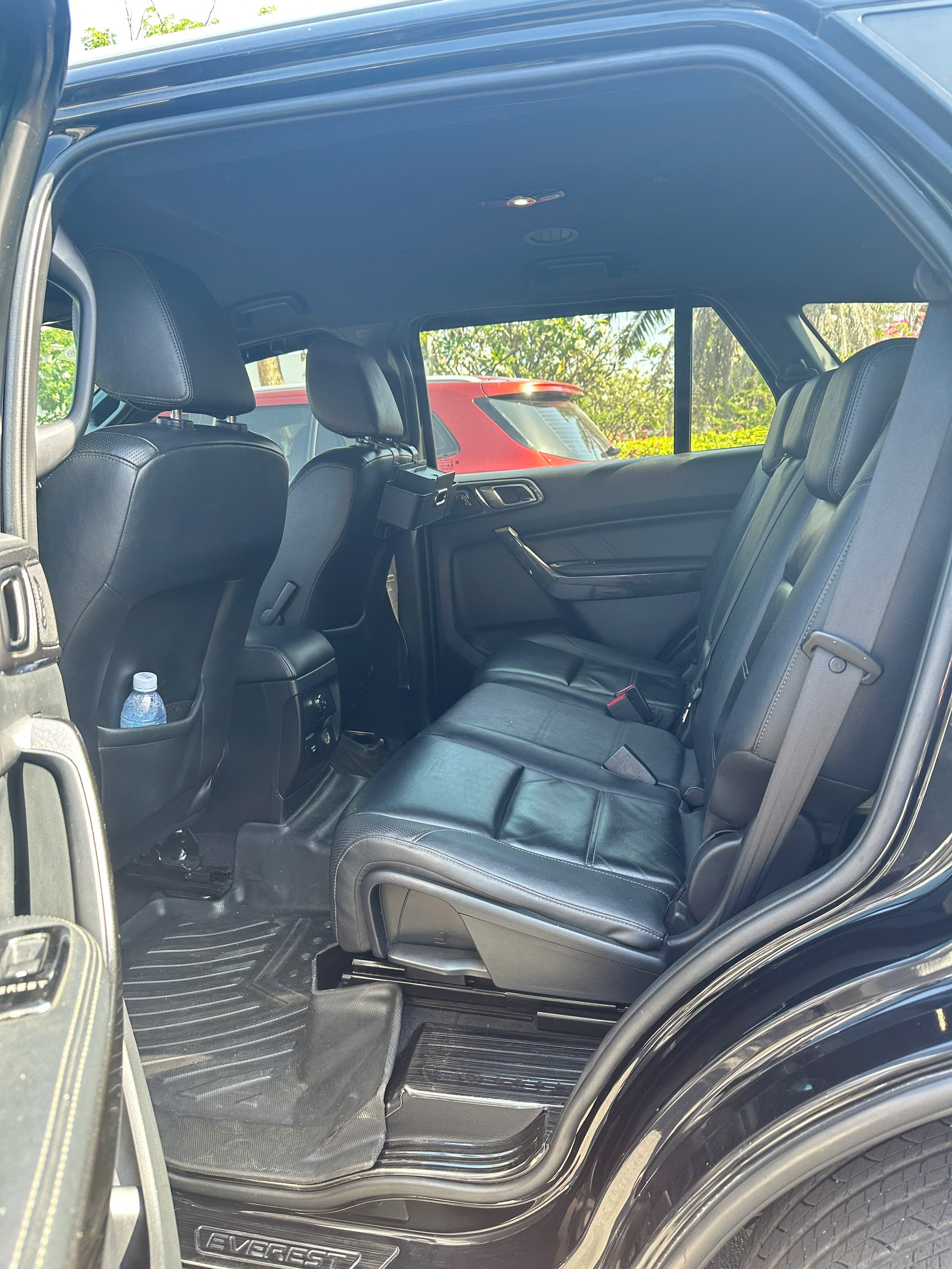 z7379969361432 fa4d45aa5e13e9779a2d9cc4619c882d Everest Titanium 4x2 AT 2020 - Giá 839.000.000 VNĐ