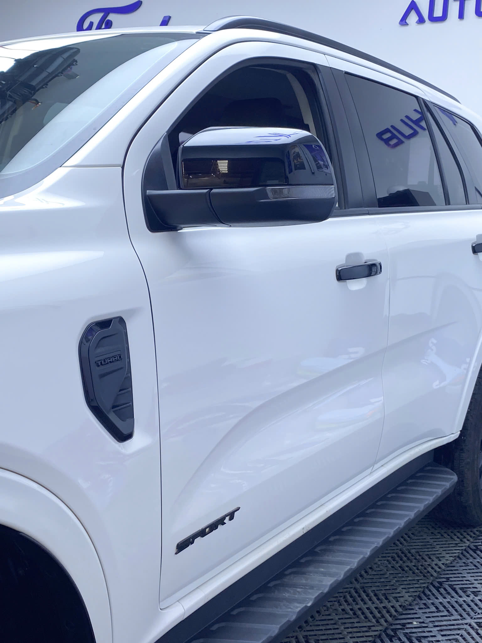 z7383987316647 c20d7d3be22453d8484b87ffcd37ae7a Everest Sport 4x2 AT 2023 - Giá 1 tỷ 100 triệu