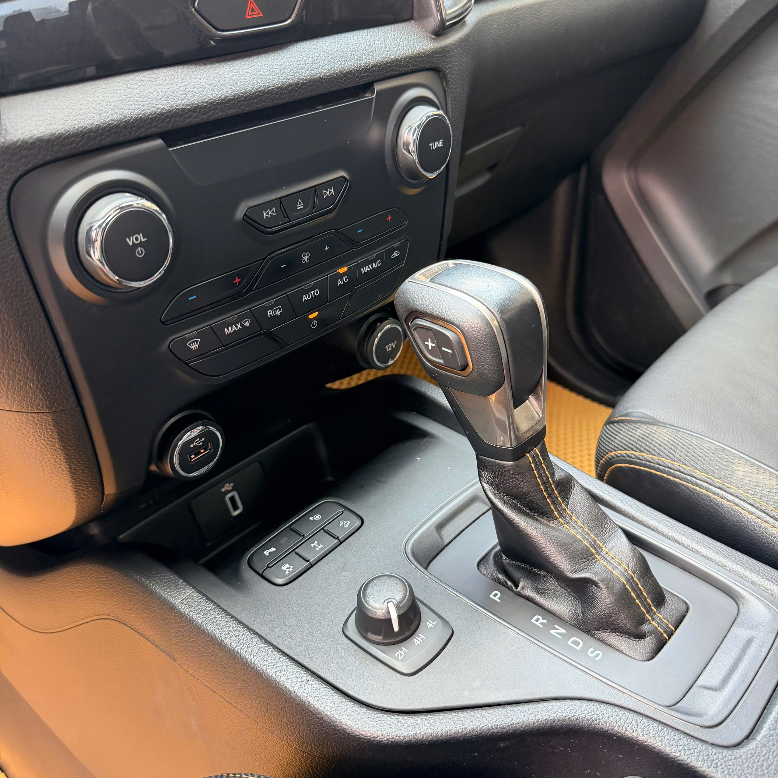 z7456969849028 b110e9ba18ec9a0e1057f6356c423f74 Ford Ranger Wildtrak 4x4 AT 2018 – Giá 599.000.000 VNĐ