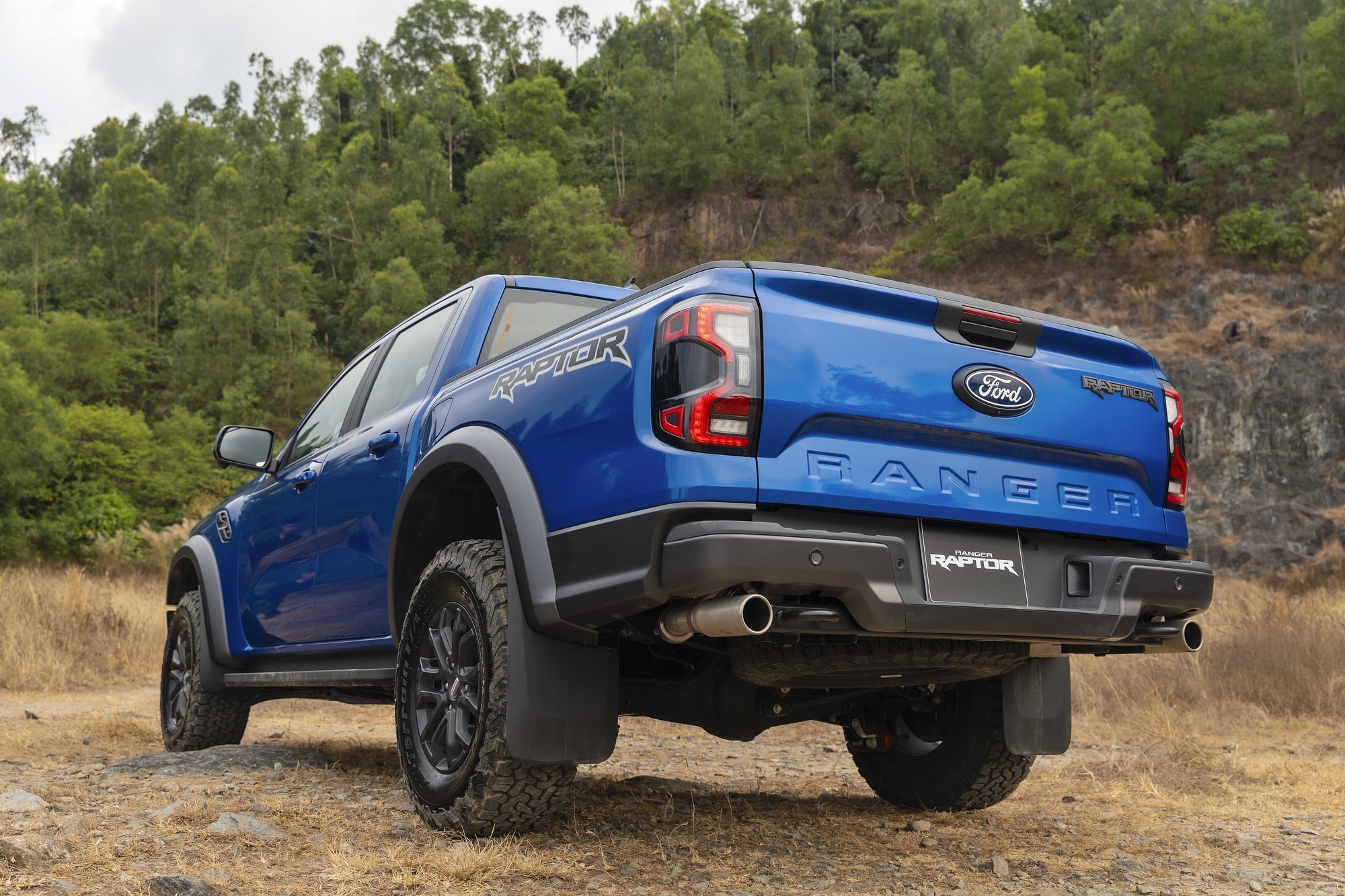 raptor xanh 2 1778042281222 1778042281536444320573 Ford Ranger Raptor 2026: “Quái thú” V6 gần 400 mã lực đã lộ diện