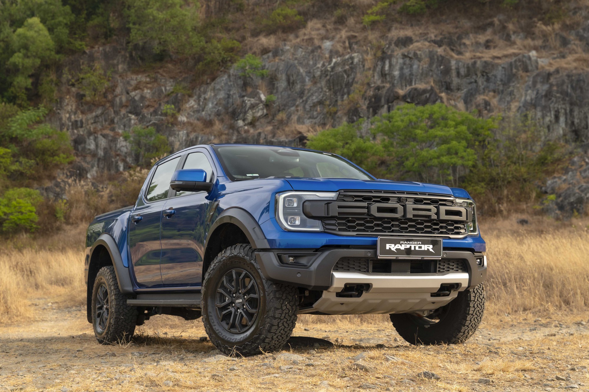 raptor xanh 6 1778042272258 17780422724392124455551 Ford Ranger Raptor 2026: “Quái thú” V6 gần 400 mã lực đã lộ diện