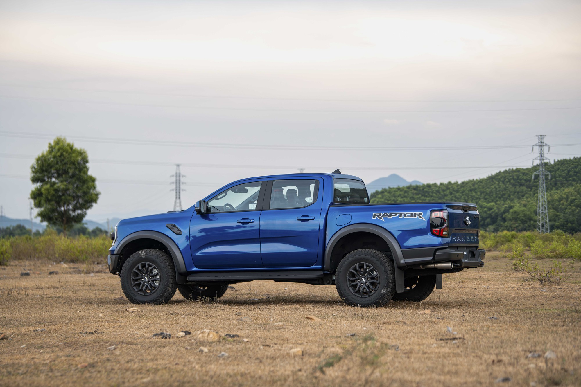 raptor xanh 8 1778042275035 17780422752021767999320 Ford Ranger Raptor 2026: “Quái thú” V6 gần 400 mã lực đã lộ diện